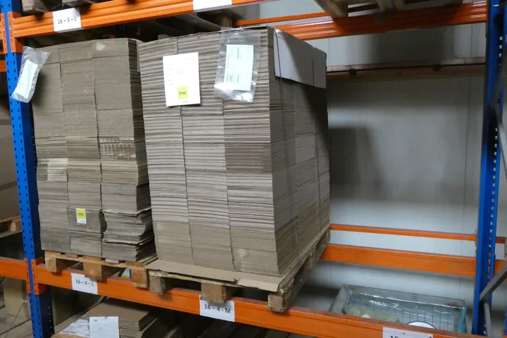 Konvolut Zuschnitt B-Welle braun 250x350mm Umfang: Palette mit Inhalt